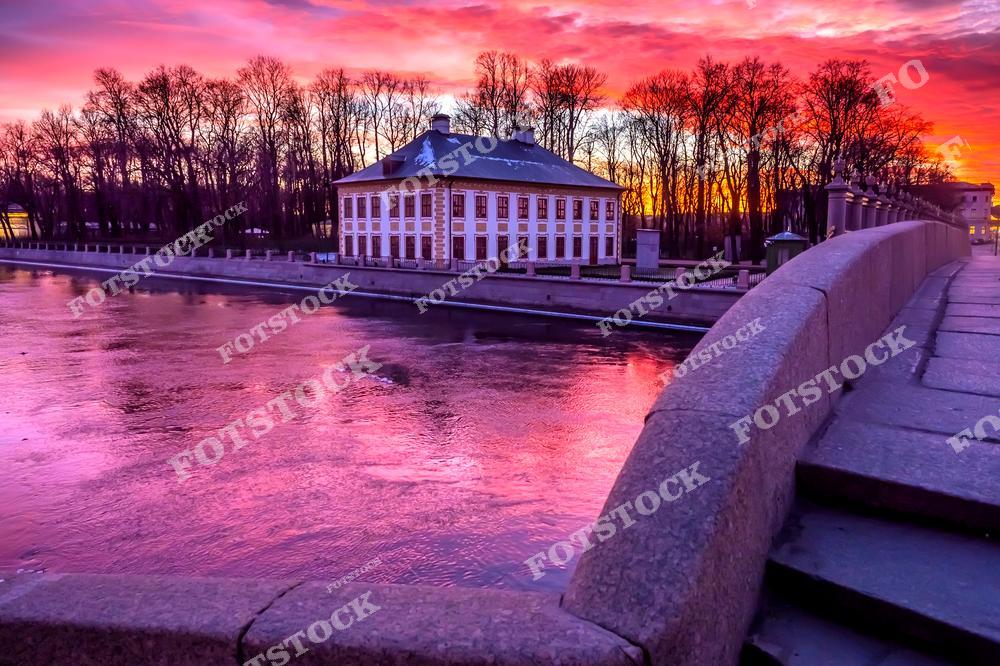 Летний дворец Петра Первого расположен в Летнем саду Санкт-Петербурга. Построенный в начале XVIII века, он служил резиденцией первого российского императора и отражает стиль раннего петербургского барокко. Окруженный садами и аллеями, дворец имеет особую атмосферу уединения и величия.